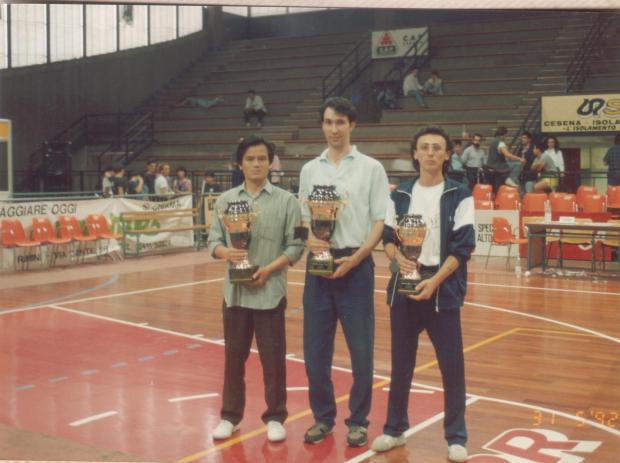 Mestre com alunos numa competição desportiva, Itália, 1992